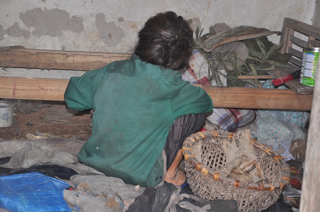 Chiếc giường anh chị mua cho nằm cũng bị chị Liên gỡ bỏ và đem đốt hết.