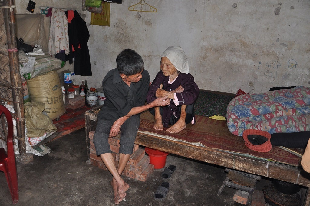 Hàng ngày anh Hải vẫn vào thăm nom mẹ nhưng không lo được kinh tế để đỡ đần mẹ lúc tuổi già.