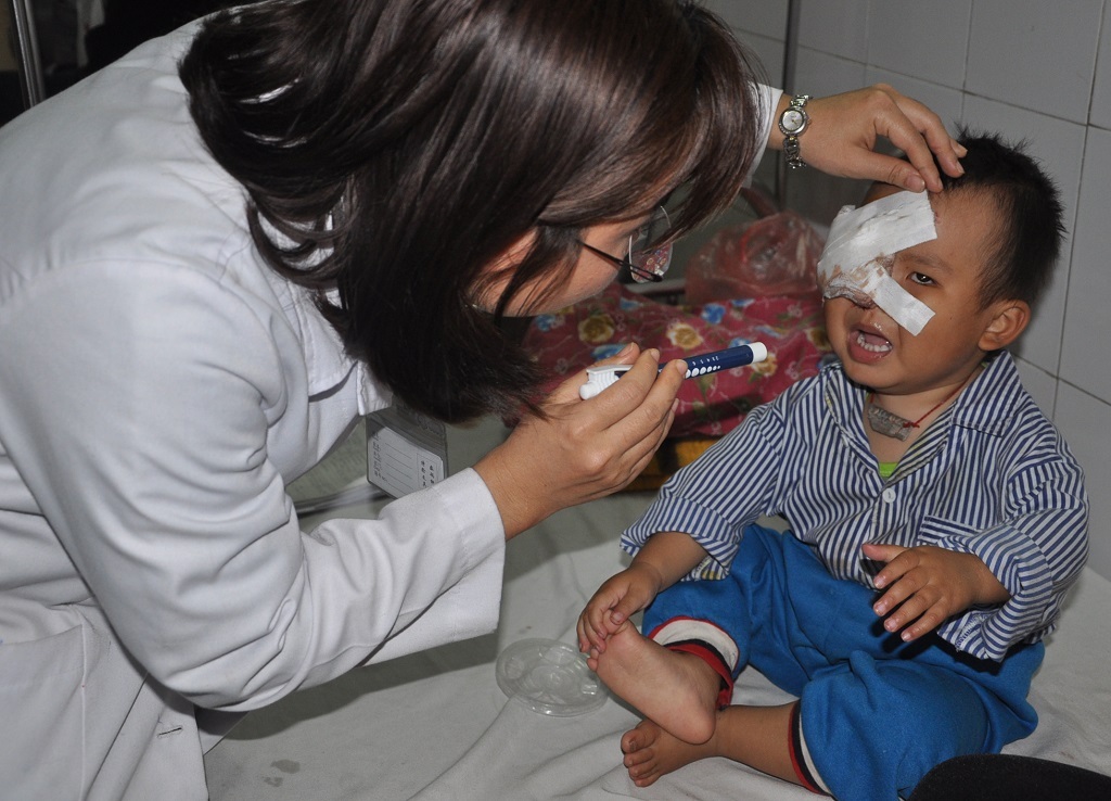 Không có tiền xạ trị, bé hơn 2 tuổi chấp nhận chịu khoét bỏ mắt