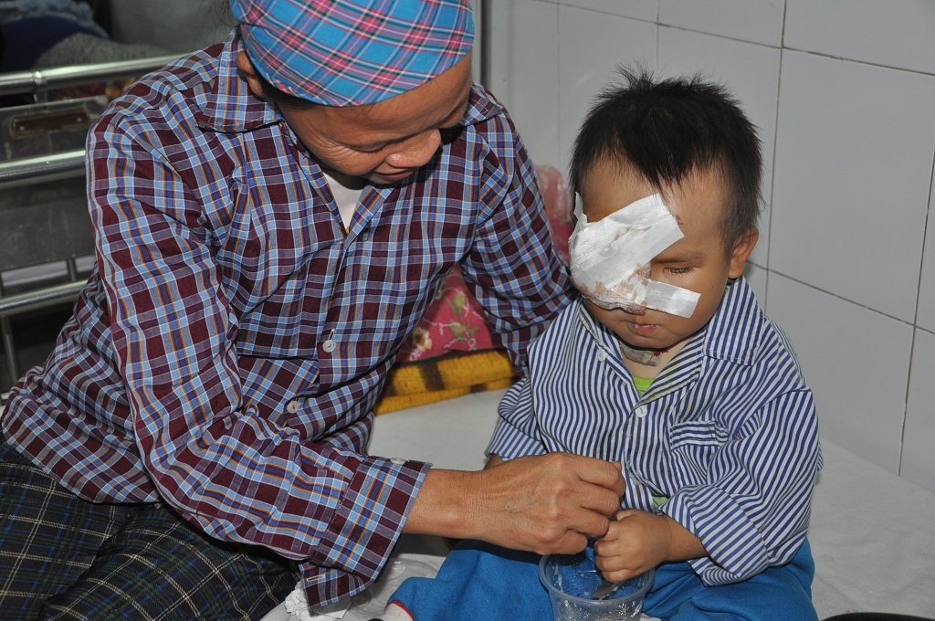 Mẹ của em, người phụ nữ dân tộc Nùng ít học ân hận vì đã để con ra nông nỗi ngày hôm nay.