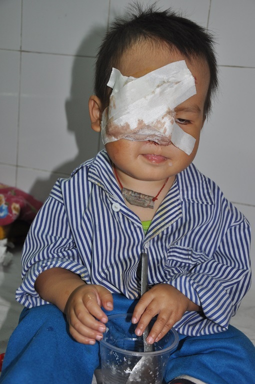 Ở bệnh viện con tự xúc ăn ngon lành suất cháo mẹ mua.