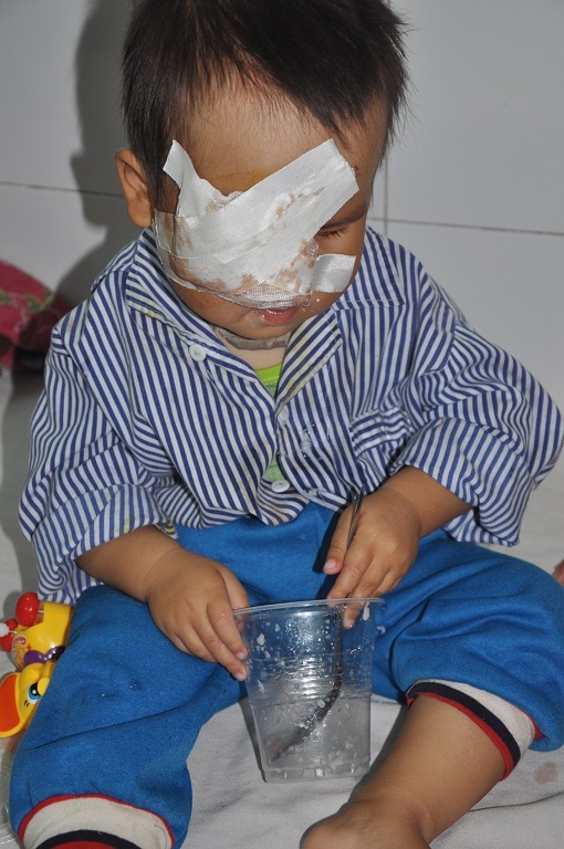 Vì không nhìn thấy gì nên em cứ cho thìa vào xúc cháo ăn mà không biết cháo hết từ lúc nào.