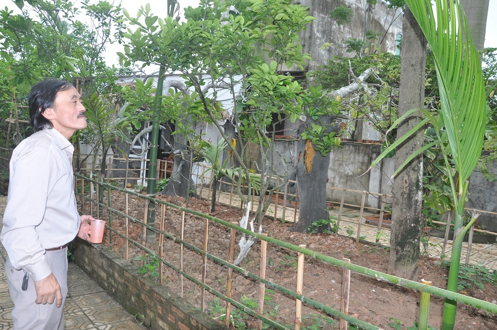 Hàng ngày anh dành nhiều thời gian chăm sóc cây cối.