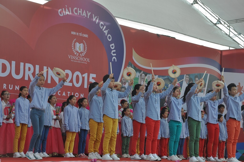 Giải chạy Edurun thu hút đông đảo các em học sinh Hàn Quốc và Việt Nam tham gia.
