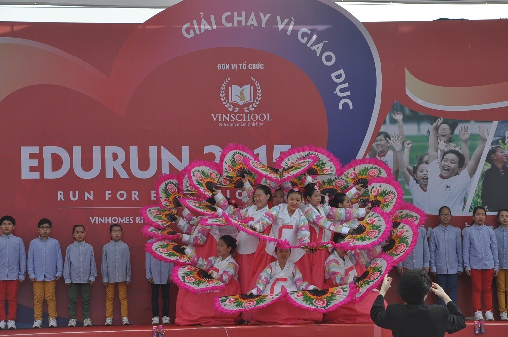 Các học sinh Hàn Quốc mang đến tiết mục văn nghệ đặc sắc.