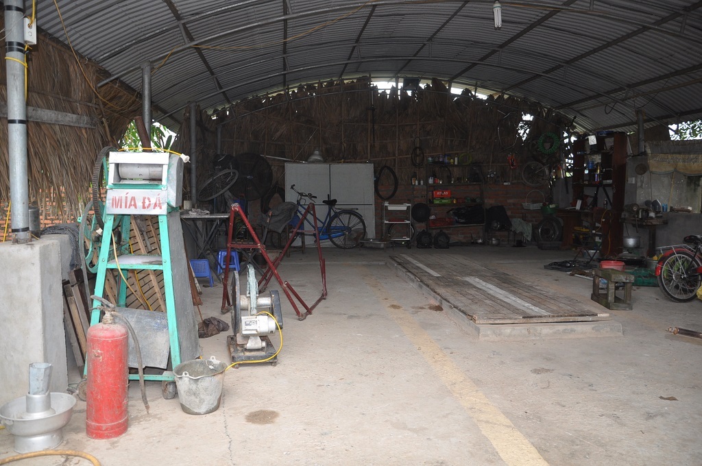 Xưởng của anh, nơi anh thỏa sức tháo, lắp, rỡ đặt các máy móc, thiết bị.