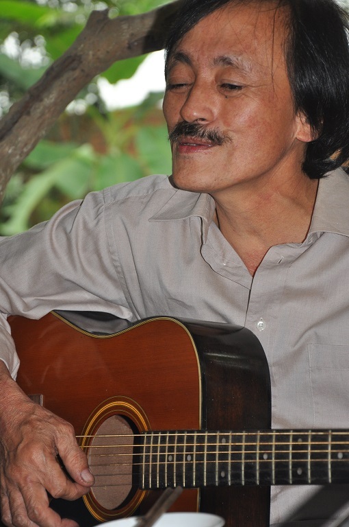 Nghệ sĩ Giang còi còn đánh đàn, hát những lúc rảnh rỗi hay gặp gỡ bạn bè.