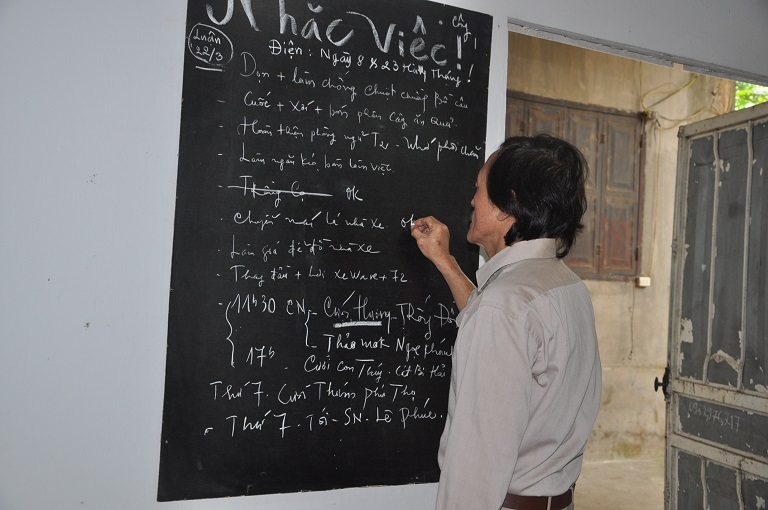 Bước vào cửa khách bắt gặp ngay bảng ghi công việc của nghệ sĩ Giang còi.