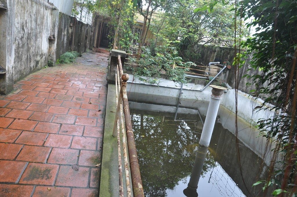 Thiết kế cạnh lối vào là hồ nhỏ để bơi nhưng chỉ sử dụng vào mùa hè.