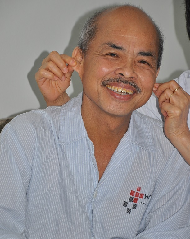 Phút giây vui vẻ, thoải mái của nghệ sĩ Hán Văn Tình tại bệnh viện.