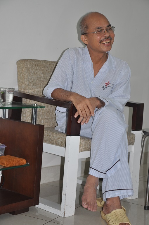 Sau một thời gian điều trị, nghệ sĩ Hán Văn Tình đã có thể tự đi lại, ngồi nói chuyện thoải mái.