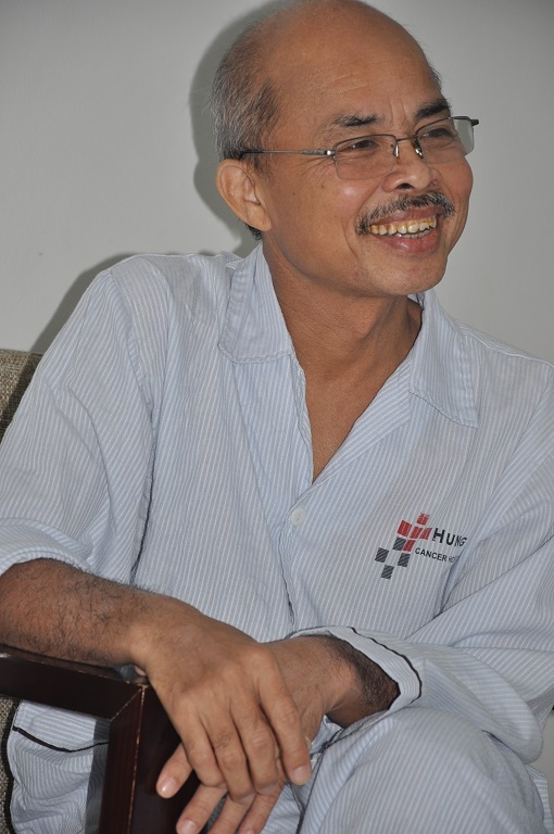 Sau một thời gian điều trị, nghệ sĩ Hán Văn Tình đã có thể tự đi lại, ngồi nói chuyện thoải mái.