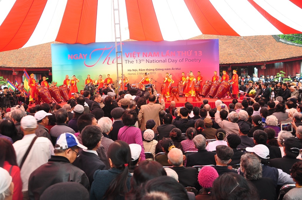 Ngày thơ thu hút đông đảo người đến tham dự.