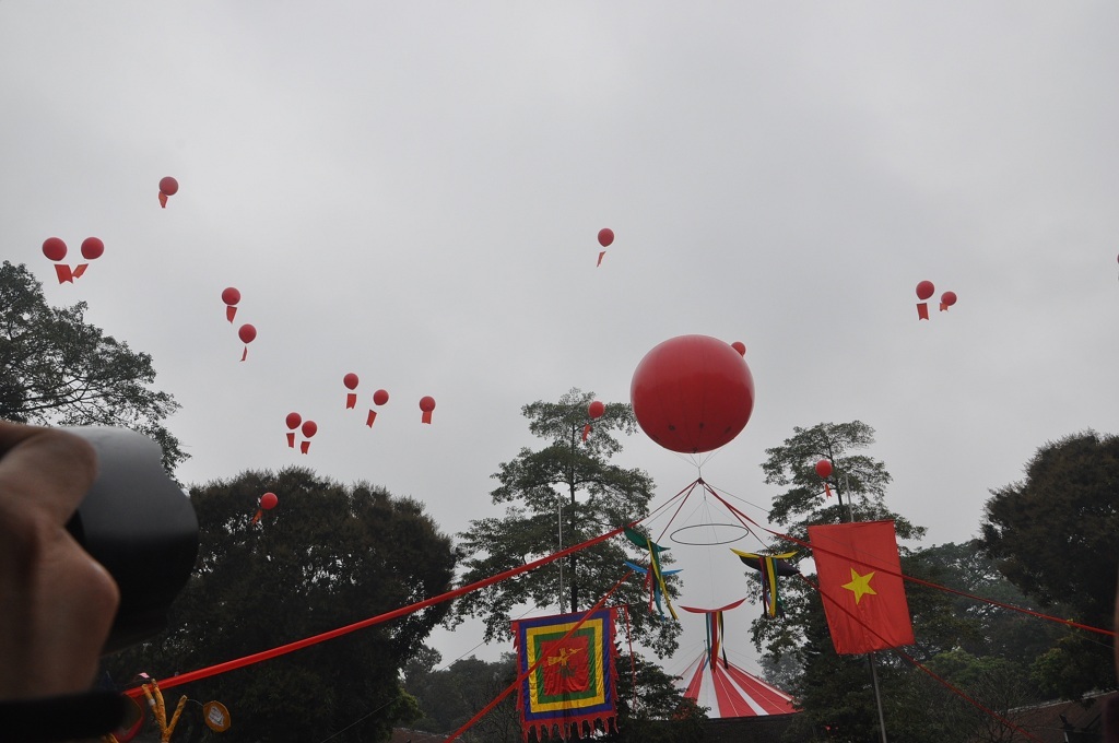 Khi những vần thơ được thả lên trời.