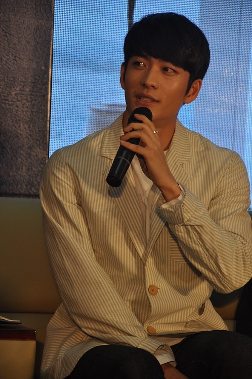 Trung tâm thương mại The Garden chật kín fan của Kang Tae Oh.