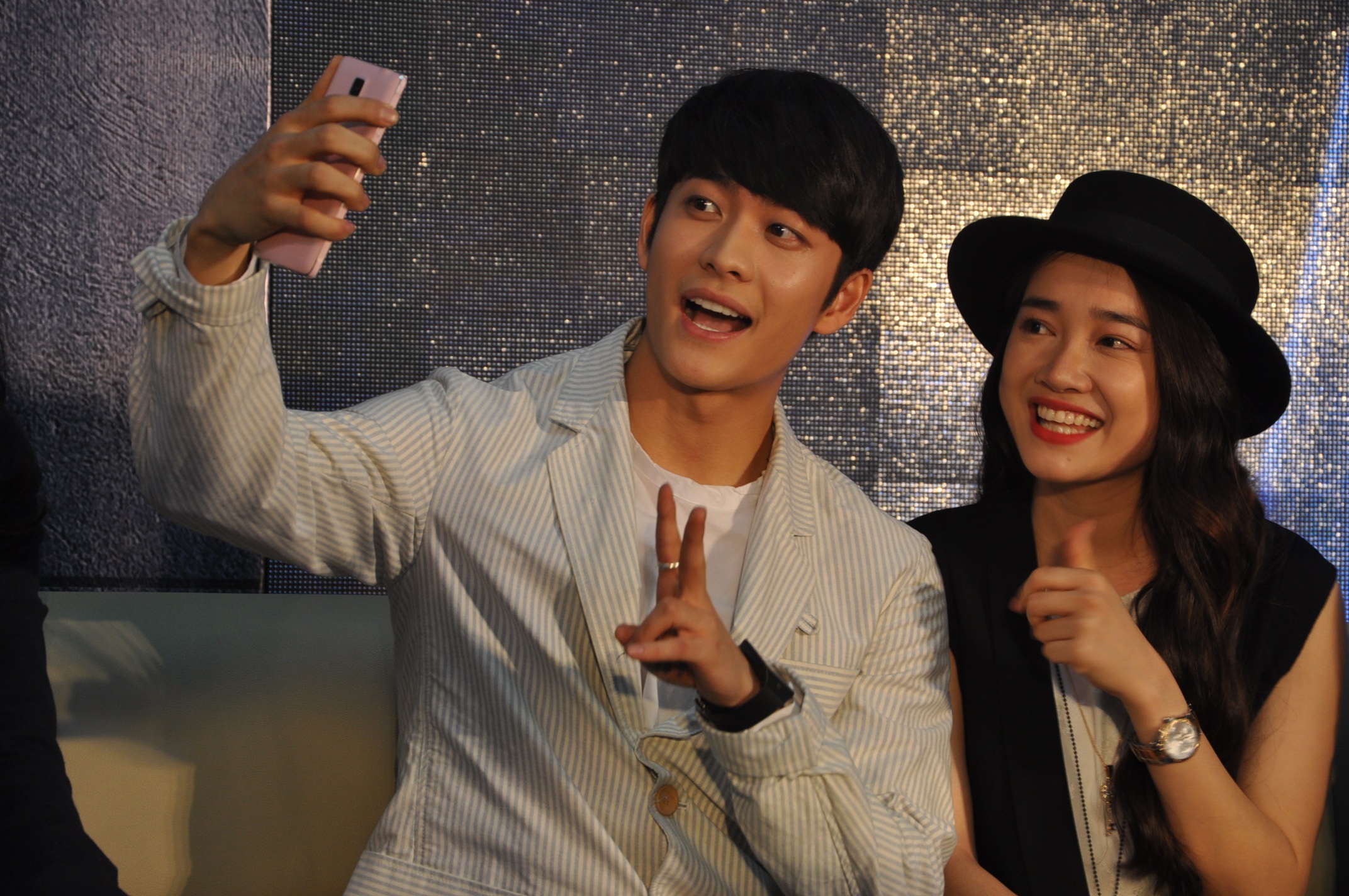 Trung tâm thương mại The Garden chật kín fan của Kang Tae Oh.