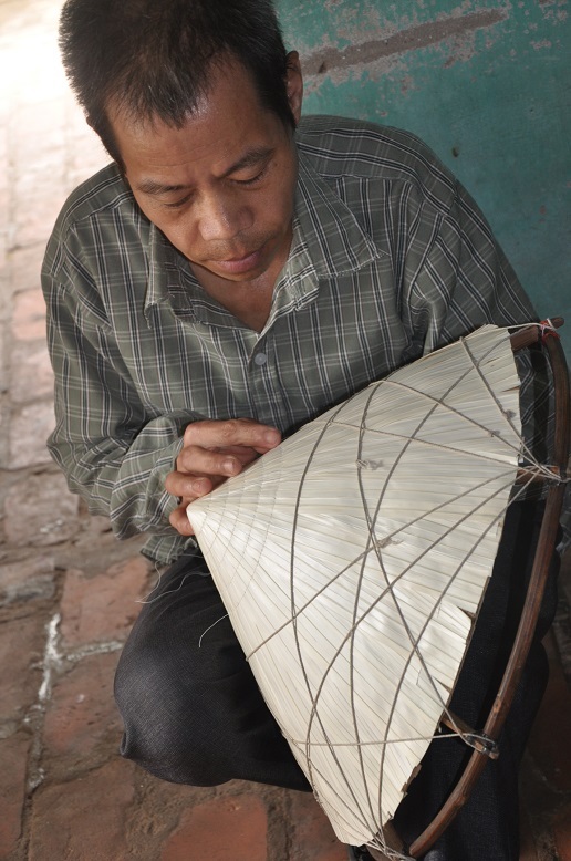 Hàng ngày nếu ngồi khâu cả đêm anh kiếm được 50 nghìn đồng.