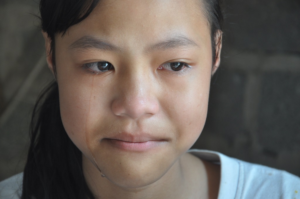 Không dám nhìn vào mắt con, chị Hiệu chỉ ngậm ngùi khóc một mình.