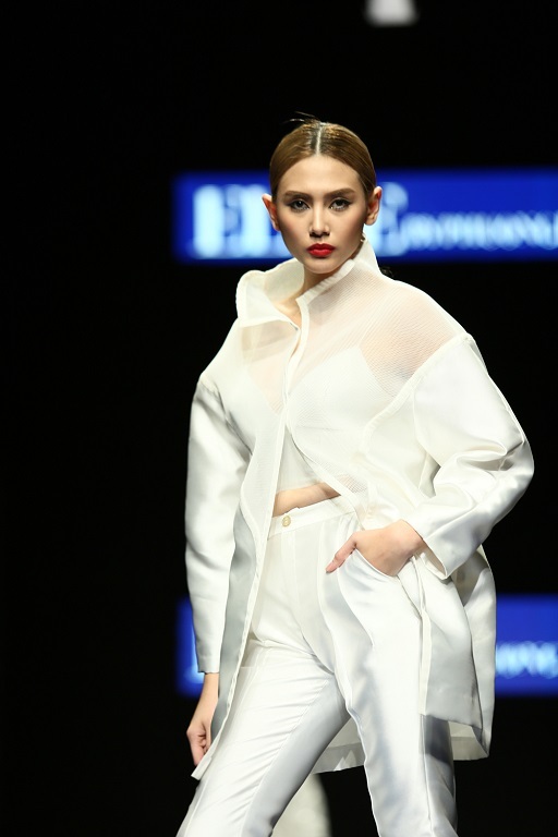 Sự tối giản và kĩ thuật làm tay trong những thiết kế mới Thu Đông 2015