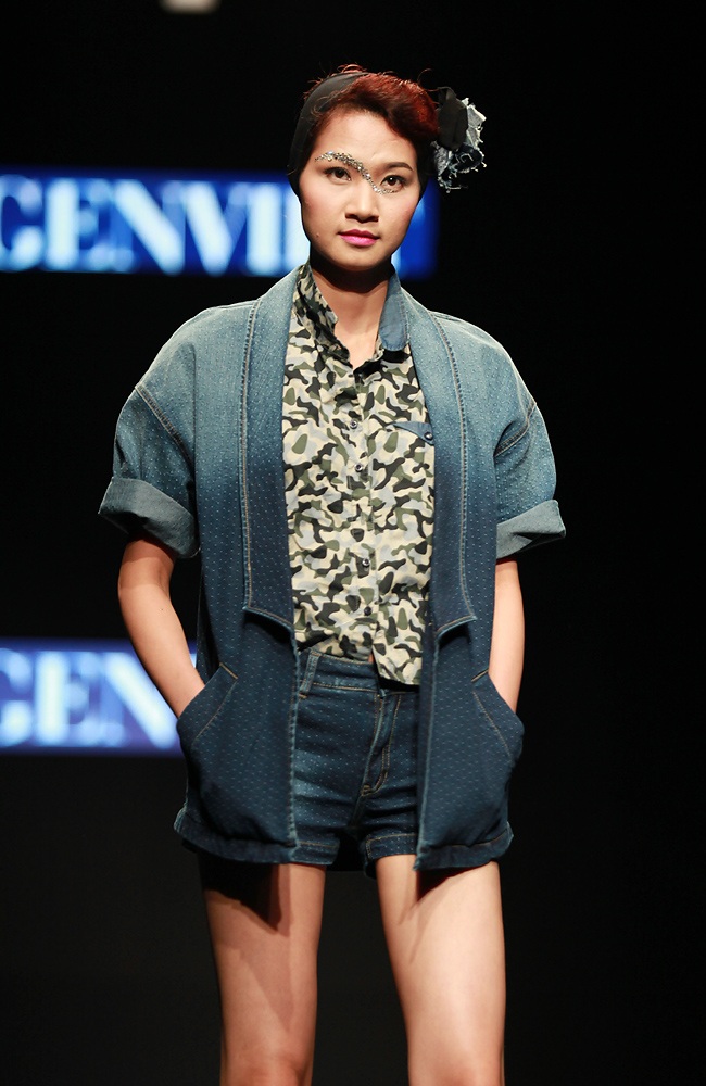 Jeans không còn là khô cứng với cách kết hợp khăn quàng cho mùa Thu Đông.