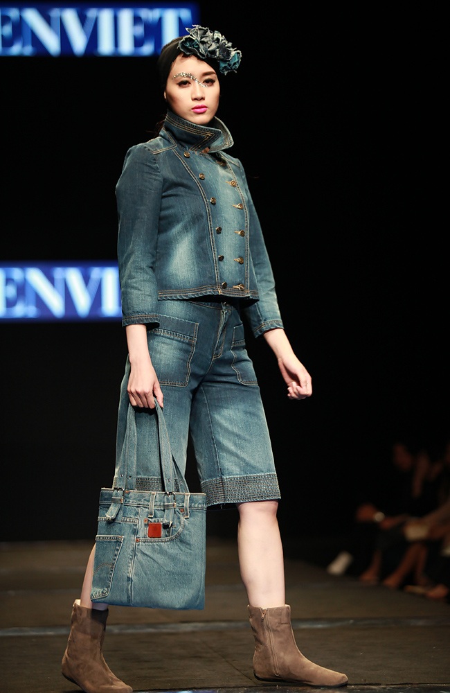 Những chiếc mũ gắn nơ tạo sự duyên dáng nhưng vẫn rất cá tính cho bộ trang phục.