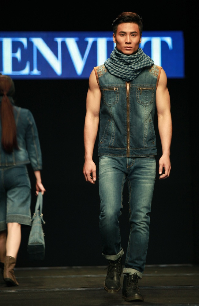 Những chiếc mũ gắn nơ tạo sự duyên dáng nhưng vẫn rất cá tính cho bộ trang phục.