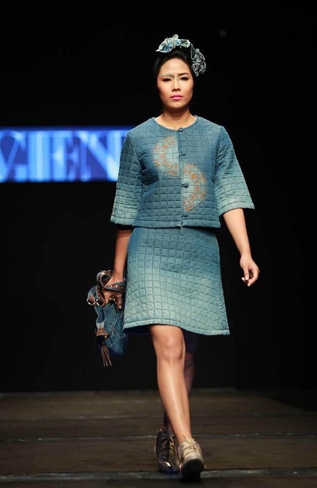 Những chiếc mũ gắn nơ tạo sự duyên dáng nhưng vẫn rất cá tính cho bộ trang phục.