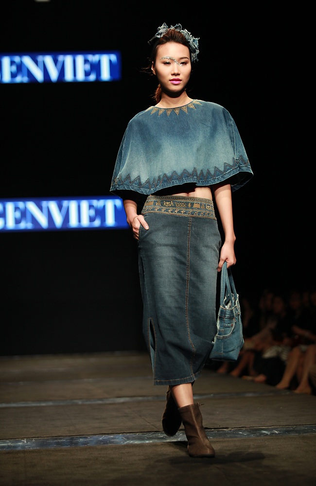 Những chiếc mũ gắn nơ tạo sự duyên dáng nhưng vẫn rất cá tính cho bộ trang phục.