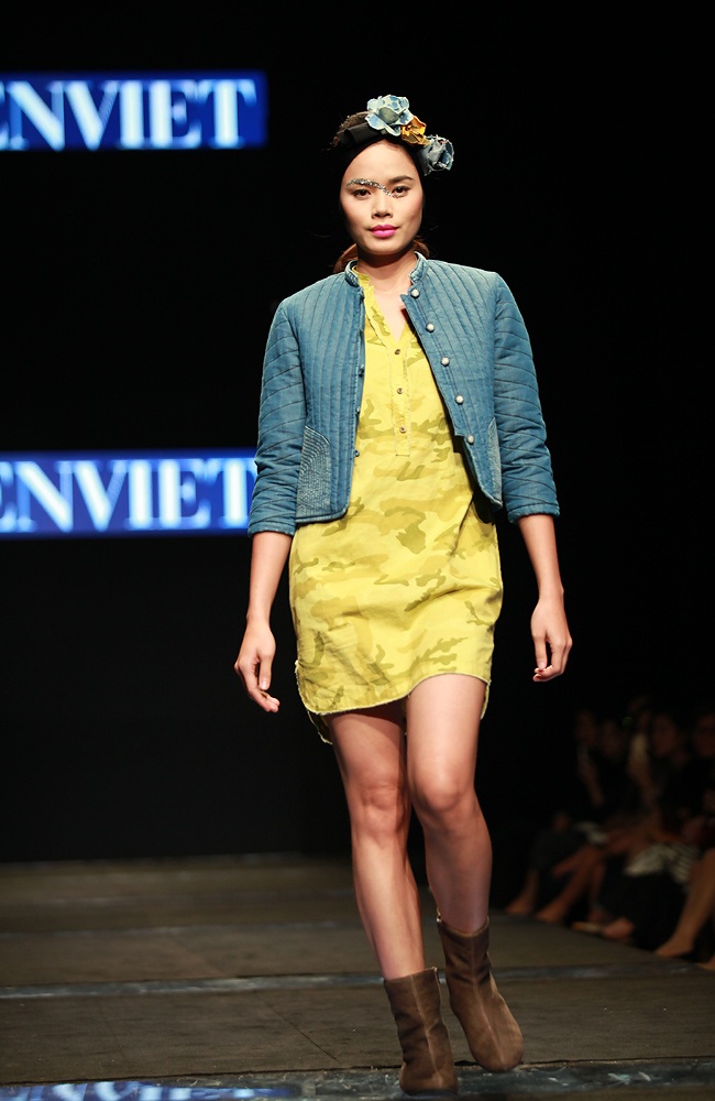 Những chiếc mũ gắn nơ tạo sự duyên dáng nhưng vẫn rất cá tính cho bộ trang phục.