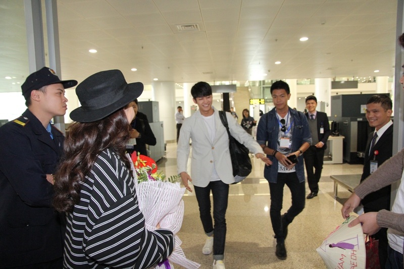 Trung tâm thương mại The Garden chật kín fan của Kang Tae Oh.