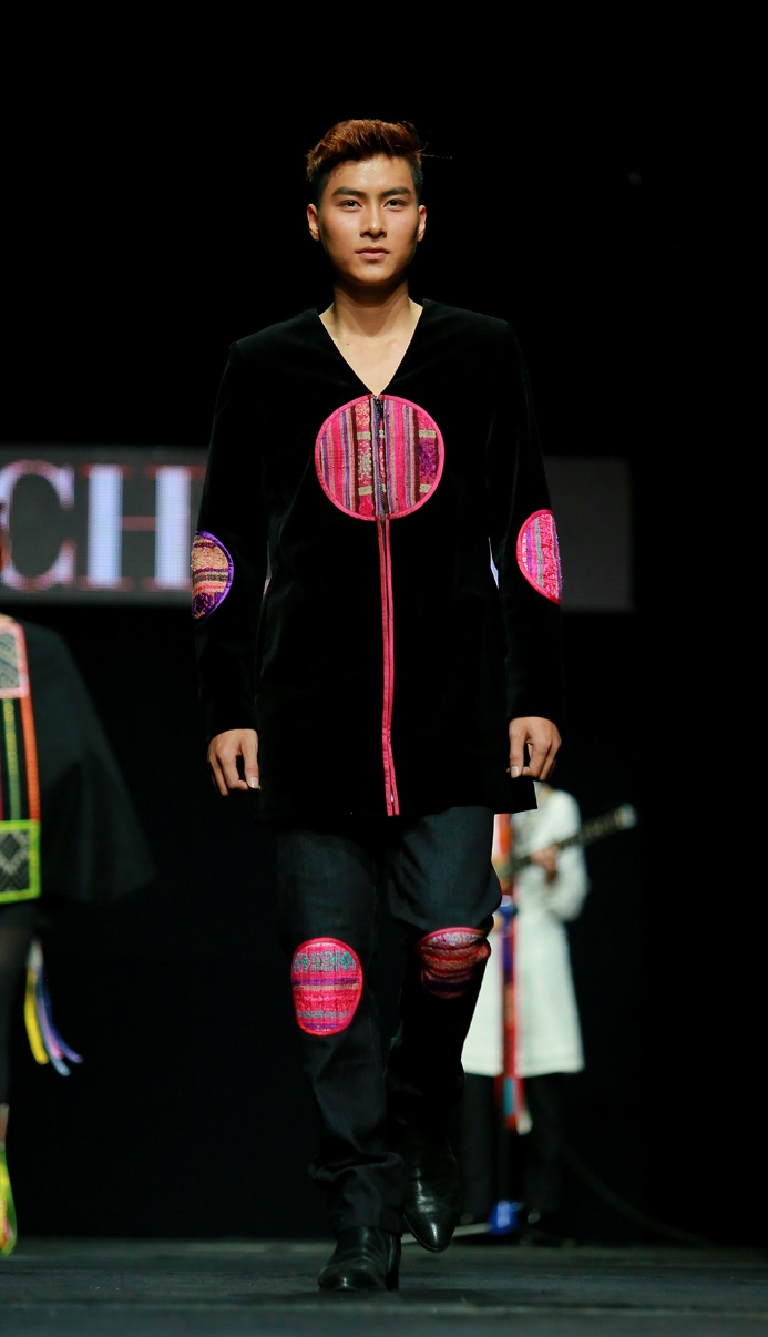 NTK người Tây Ban Nha, Chula với việc sử dụng chất liệu thổ cẩm của Việt Nam.