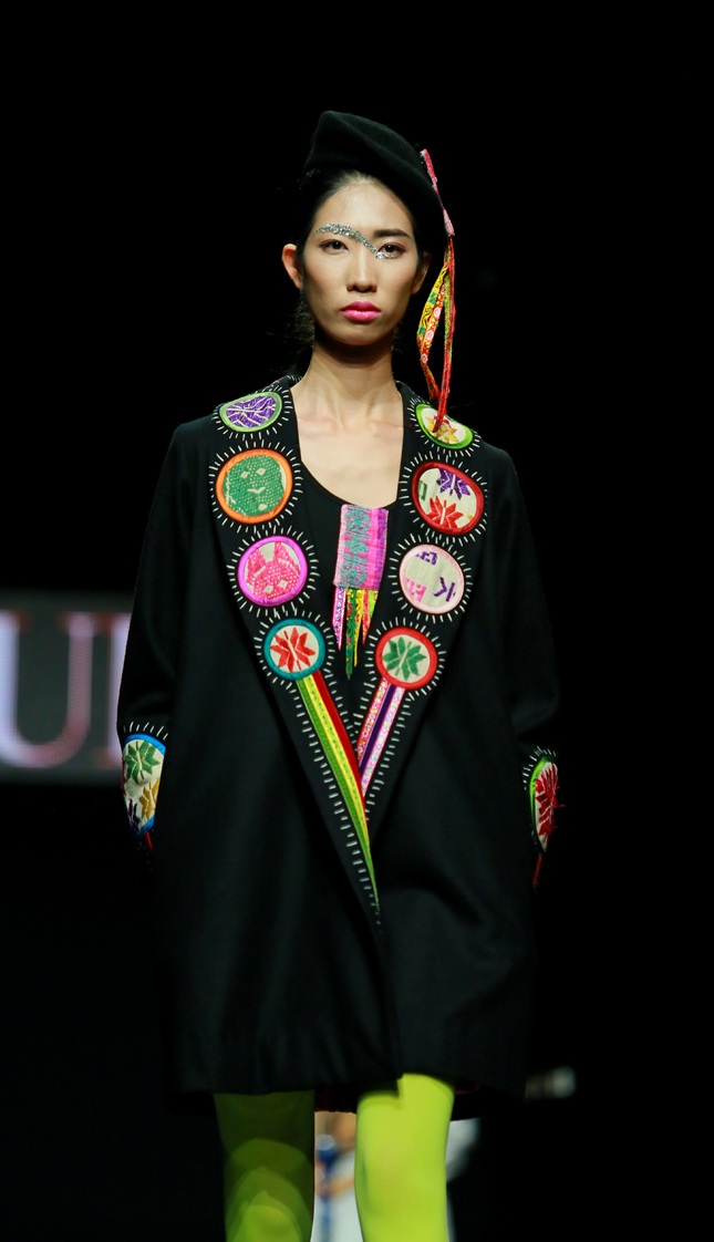 NTK người Tây Ban Nha, Chula với việc sử dụng chất liệu thổ cẩm của Việt Nam.