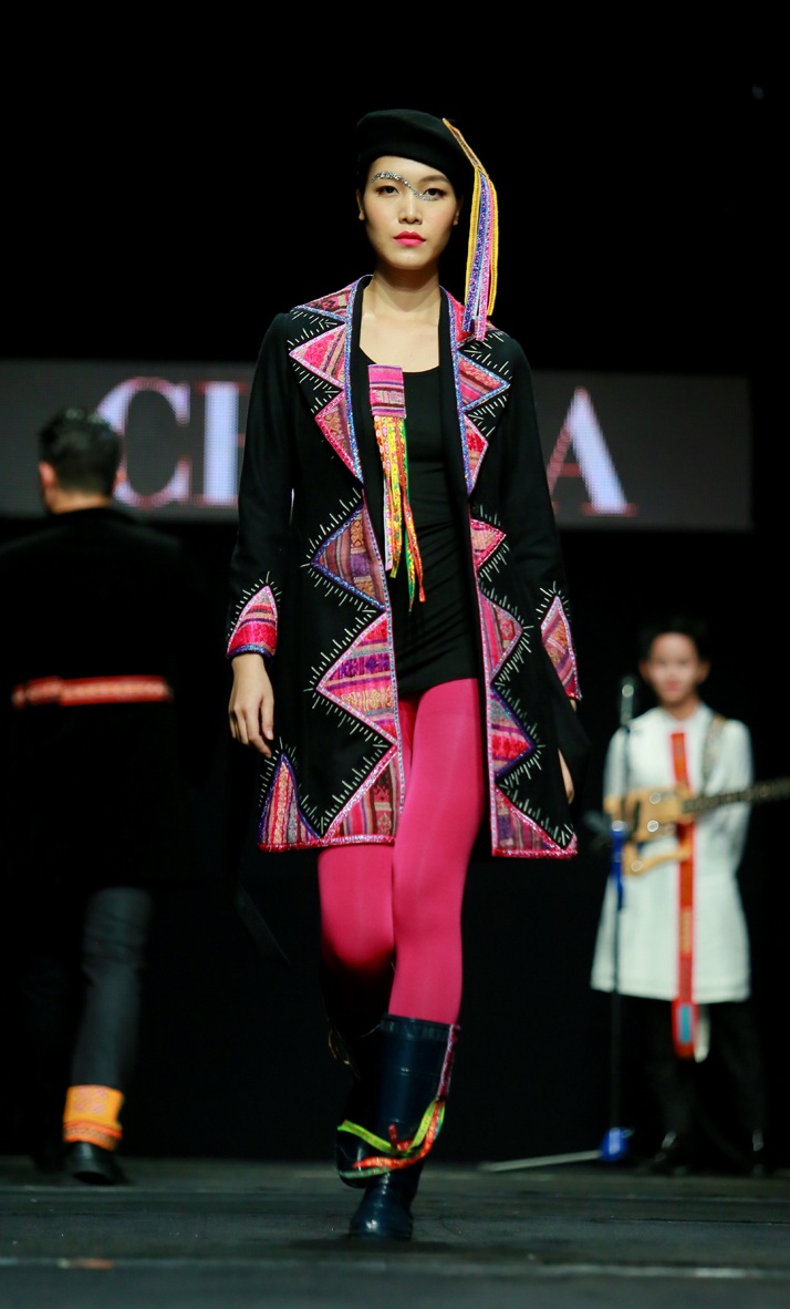 NTK người Tây Ban Nha, Chula với việc sử dụng chất liệu thổ cẩm của Việt Nam.