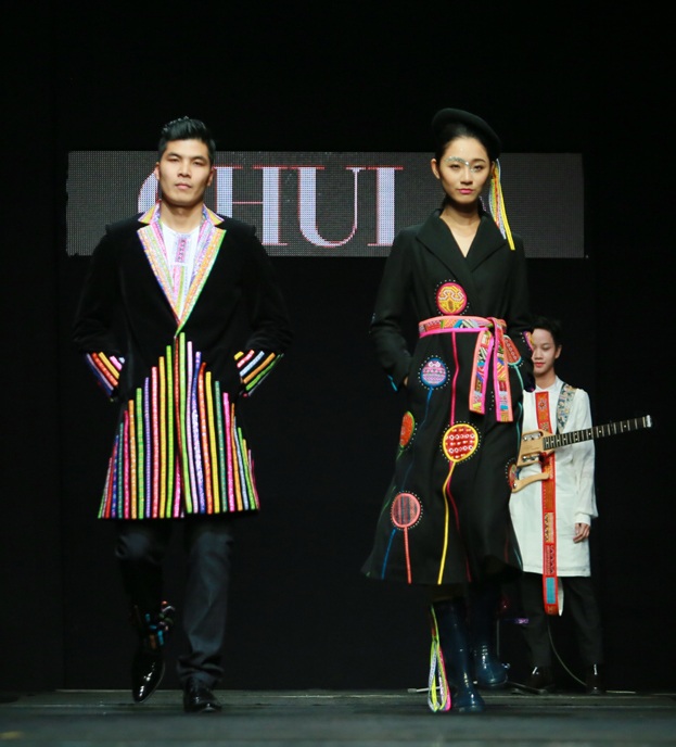 NTK người Tây Ban Nha, Chula với việc sử dụng chất liệu thổ cẩm của Việt Nam.