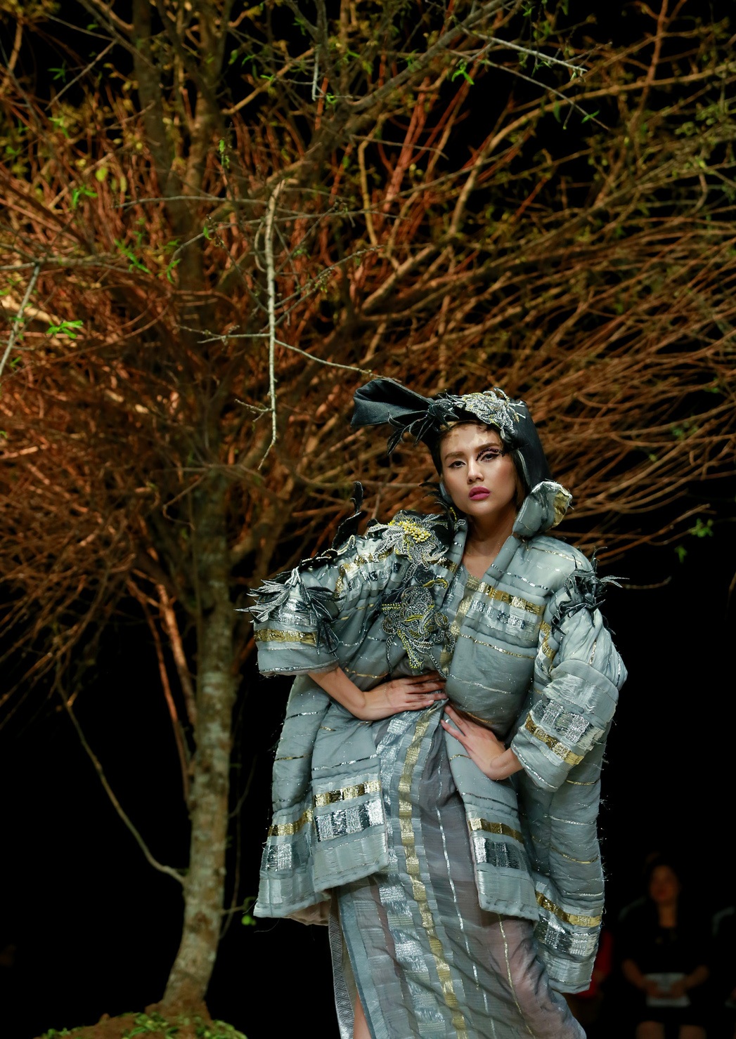 Mẫu thiết kế của Quang Nhật với kĩ thuật chần 3 lớp và thêu tay hình hoa cúc.