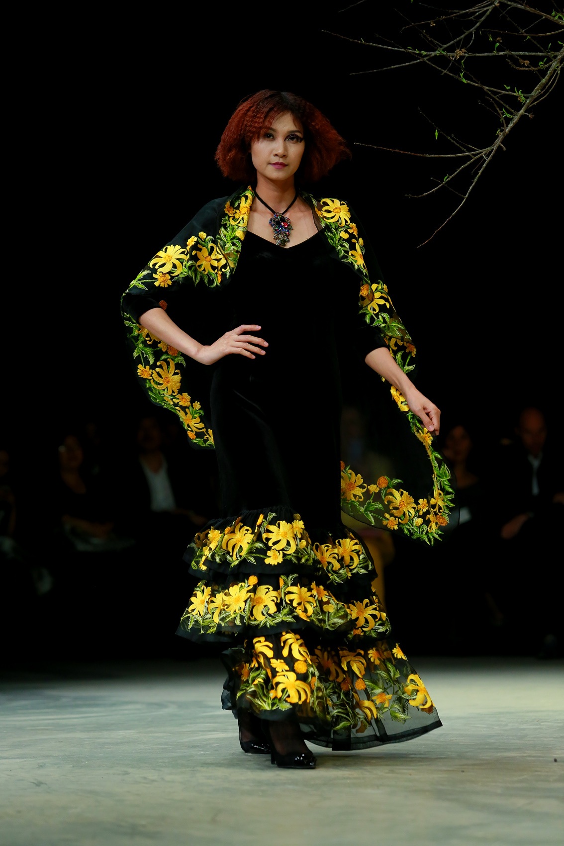 Chu La với niềm say mê bất tận với thổ cẩm Việt Nam trong thiết kế của mình.