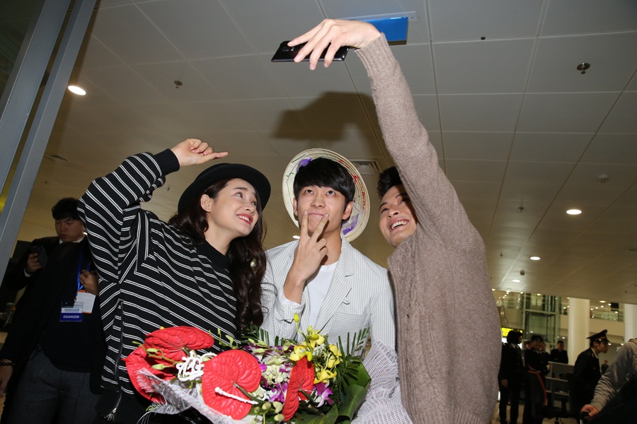 Kang Tae Oh đến Việt Nam - 3 Kang Tae Oh được fan tặng chiếc nón lá Việt Nam.