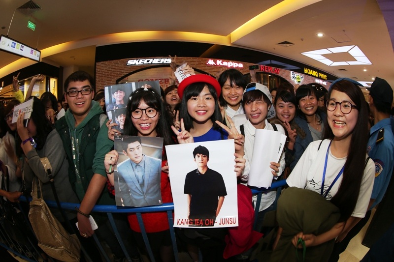 Trung tâm thương mại The Garden chật kín fan của Kang Tae Oh.