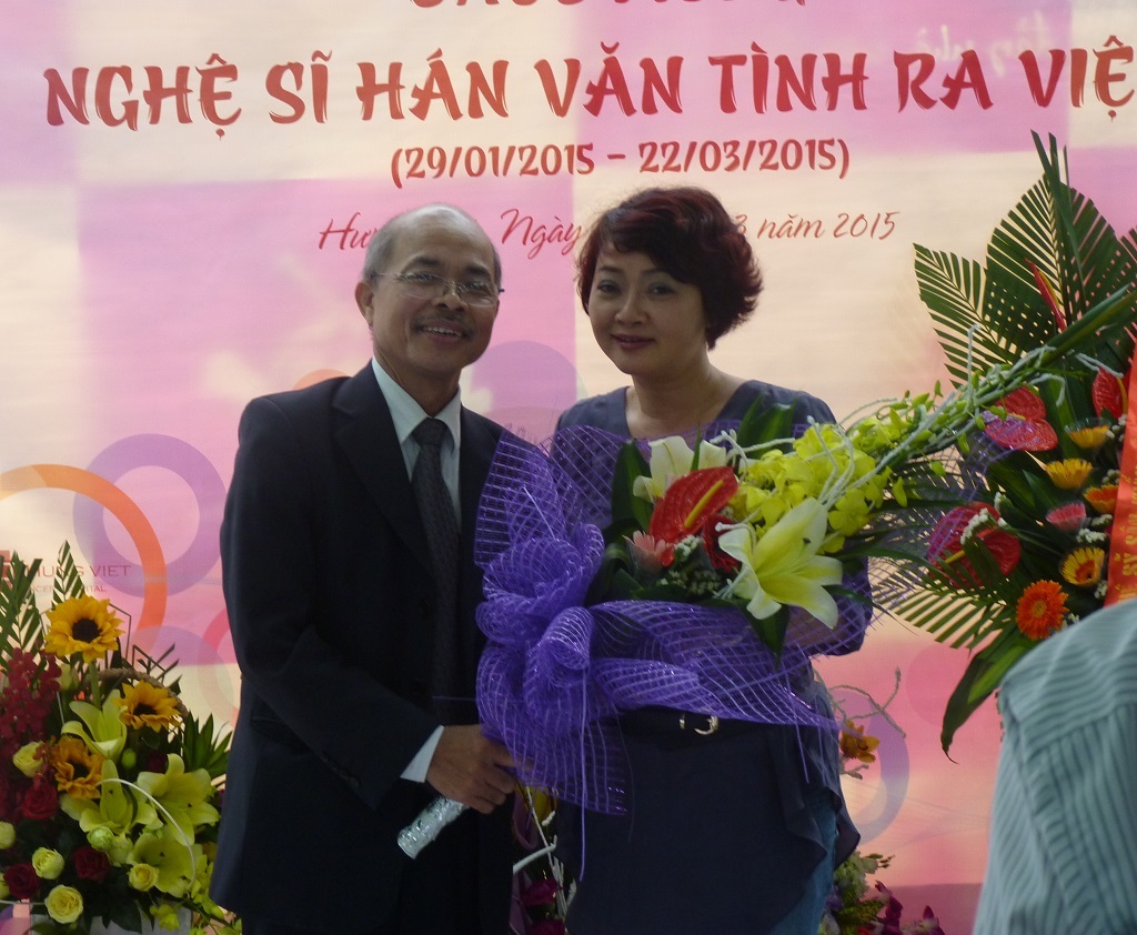 Nghệ sĩ Hán Văn Tình trong vòng tay yêu thương của bạn bè đồng nghiệp.