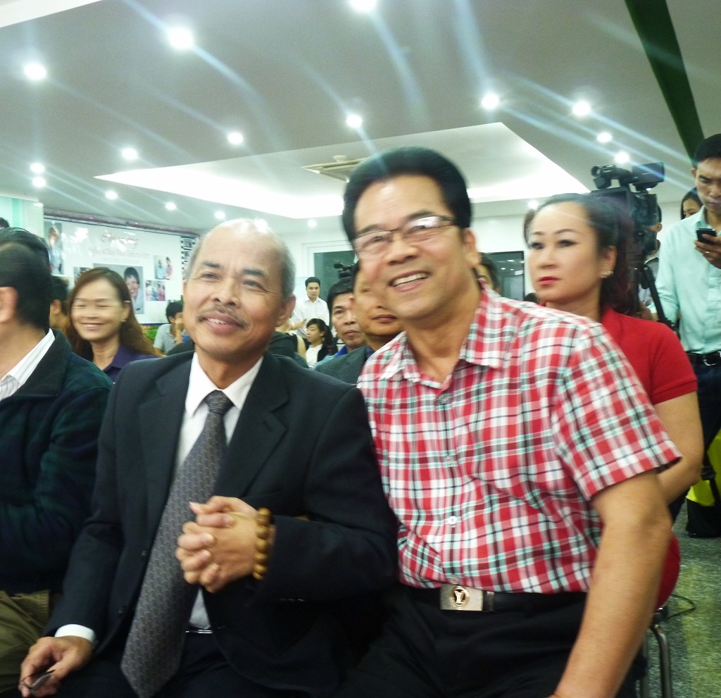 Nghệ sĩ Hán Văn Tình trong vòng tay yêu thương của bạn bè đồng nghiệp.