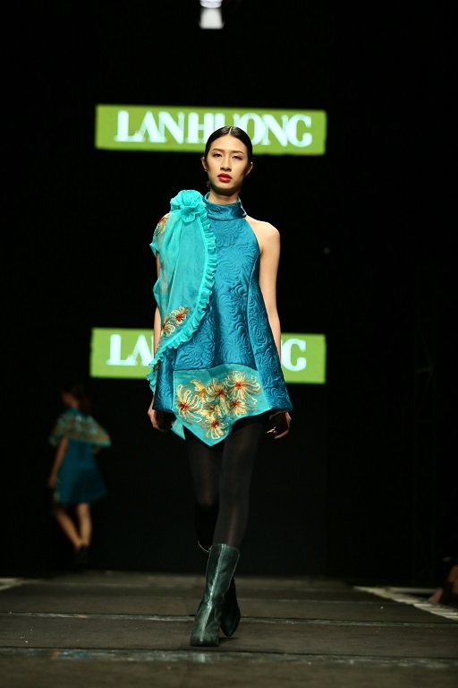 NTK Lan Hương chú trọng đến kĩ thuật thêu trên chất liệu tơ tằm.