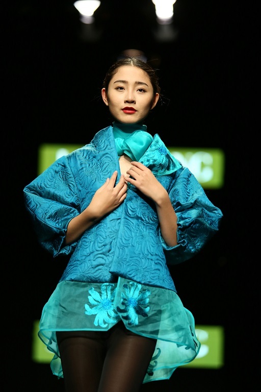 NTK Lan Hương chú trọng đến kĩ thuật thêu trên chất liệu tơ tằm.