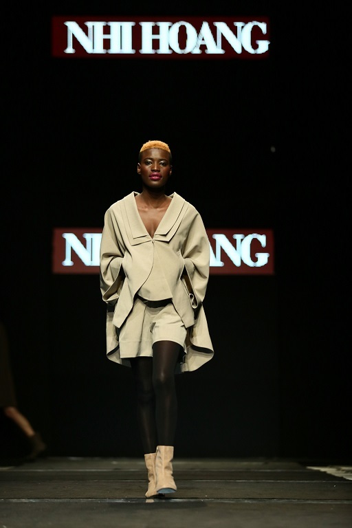 Những mẫu thiết kế của Nhi Hoàng với gam màu trầm cùng đường clean - cut.