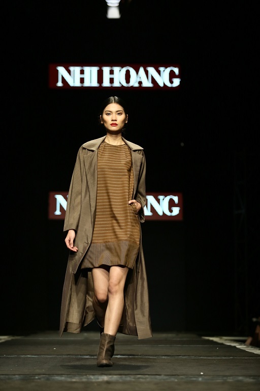 Những mẫu thiết kế của Nhi Hoàng với gam màu trầm cùng đường clean - cut.