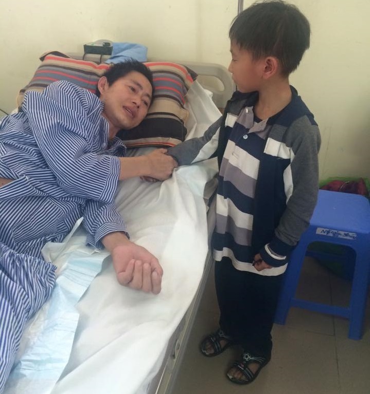 Bạn đọc Dân trí mang lại cuộc sống mới cho anh Sùng A Pủa - 4 Các bạn TNV tốt bụng còn tạo điều kiện để con trai anh Pủa xuống Hà Nội thăm bố.