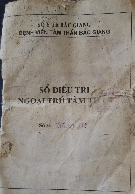 Mẹ già tổn thương khi bị "cộng đồng mạng" vu "cố tình nhốt con vào lồng sắt" - 3 Sổ chứng nhận bệnh tâm thần của chị Huệ...