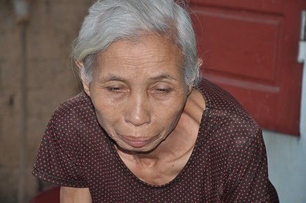 Bà Phạm Thị Mai- Chủ tịch hội chữ thập đỏ xã Ngọc Thiện xác nhận về bệnh tình của chị Huệ.