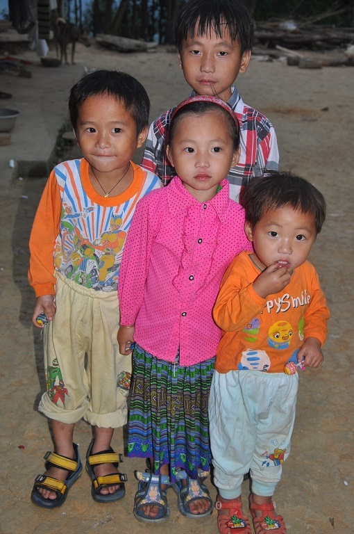 Hàng ngày các con đang đợi bố trở về.