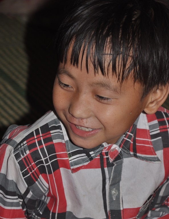 Anh cả Sùng A Cử nói muốn lên thăm bố và dặn bố chữa bệnh nhanh để về với các con