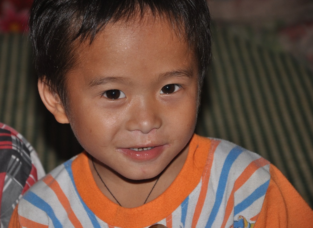 Cậu bé út cũng tươi tắn, rạng ngời khi nhìn thấy ảnh của bố.